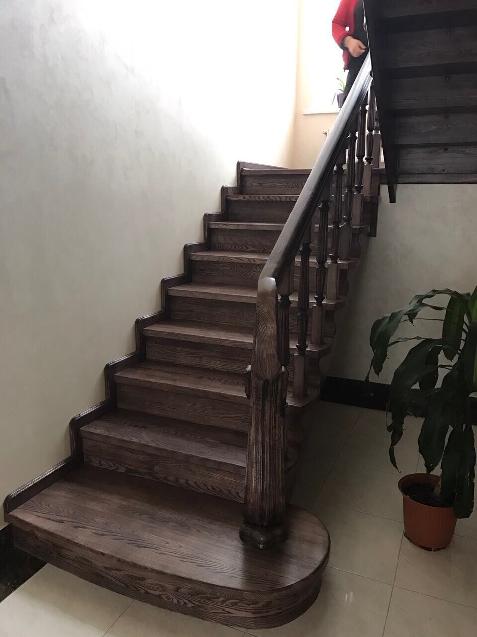 Montáž dubového schodiště 